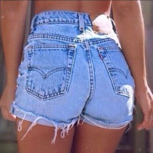Cut off Levi shorts